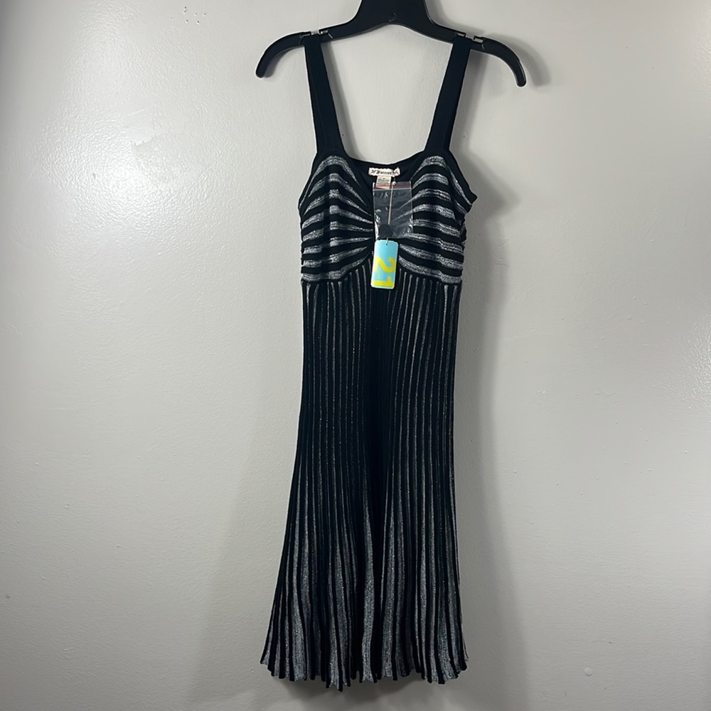 Forever empire waist fit flare black/gray striped sleeveless midi size M